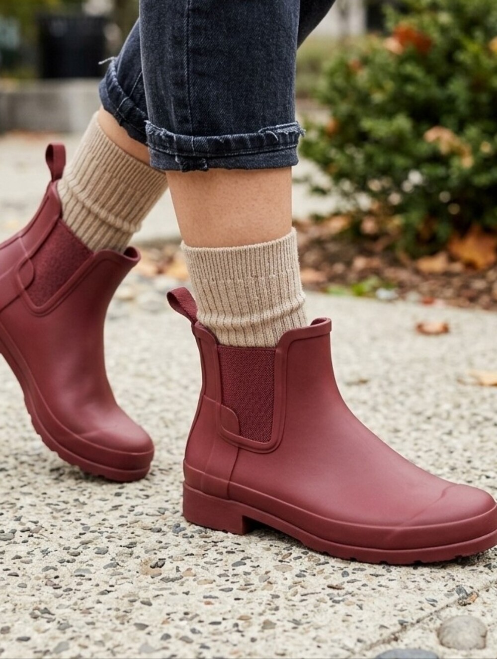 Hunter Classic Short Matte Chelsea Ankle Rain Boots in Burgundy - 9